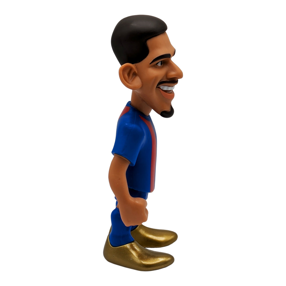 Football figurine with a blue and red FC Barcelona kit, sculpted black hair and oversized gold shoes; Minix Ronald Araújo FC Barcelona collectible.